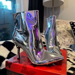 A new day silver metallic heels, new with tags, size 9